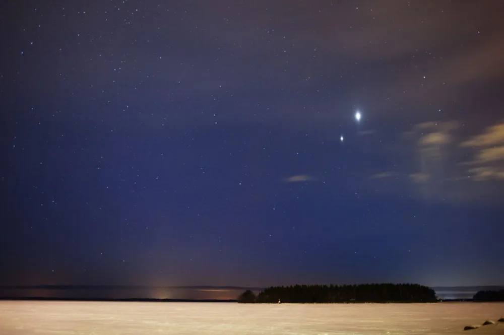 Conjuction,Of,Planets,Jupiter,And,Venus,On,Night,Sky,Above