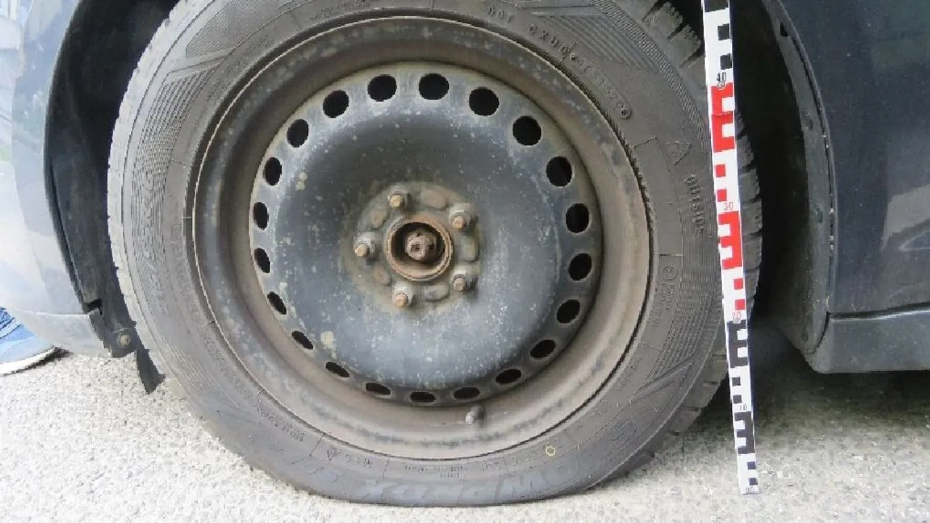 Dühös volt a rendőrre, ezért mind a négy kerekét kiszúrta