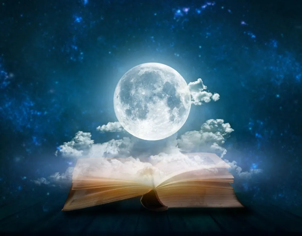 Full,Moon,Above,Open,Pages,Of,Old,Book;,Astrology,,Zodiac,