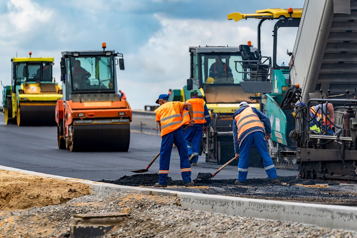 Close,View,On,The,Workers,And,The,Asphalting,Machines