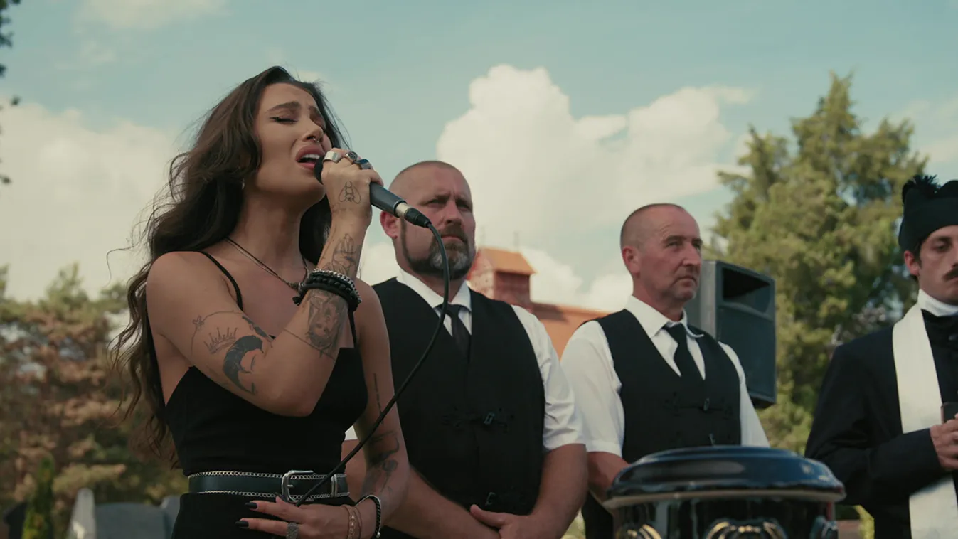 Négy órán át sírt a temetőben Tóth Andi