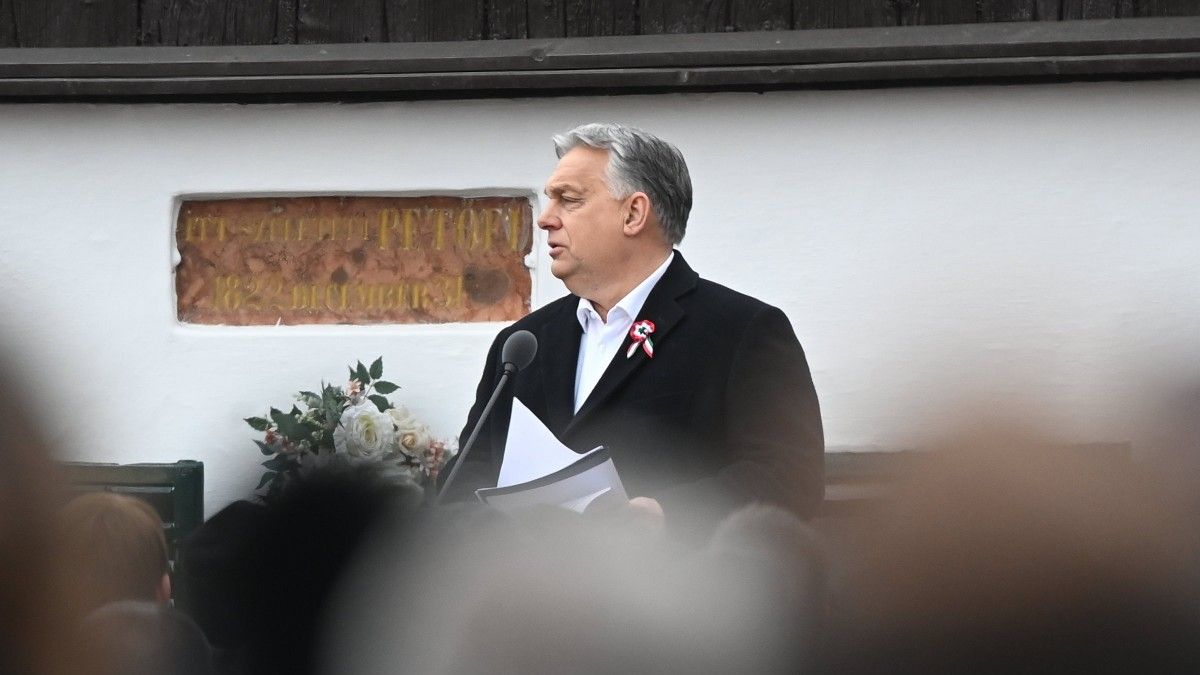 Orbán Viktor: Sosem fogjuk megengedni, hogy a szabadság zászlaját kicsavarják a magyarok kezéből!