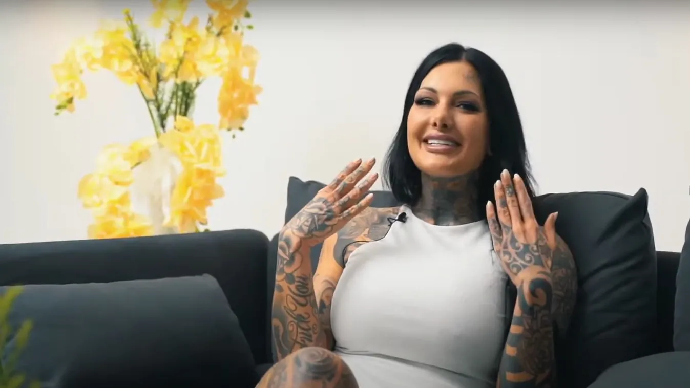 Bugyi nélkül állt kamerák elé a tetovált bombázó