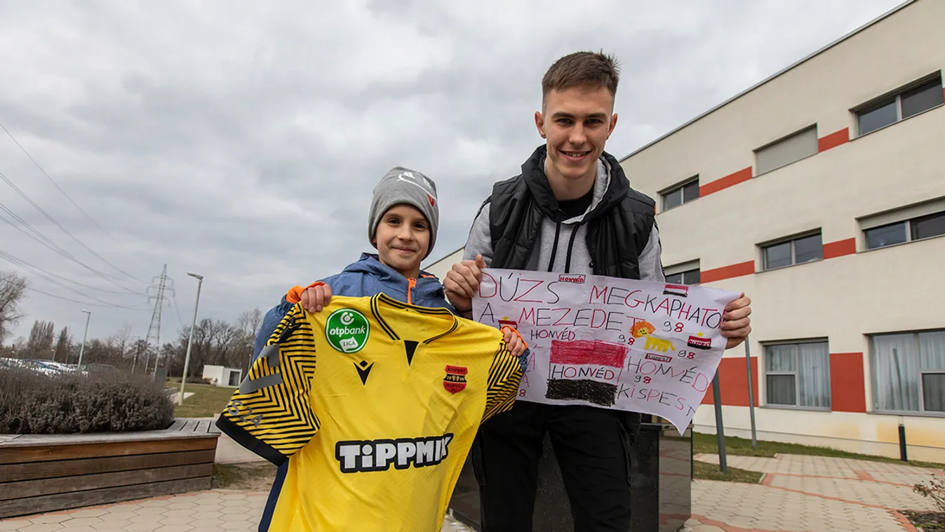 Megható: a 9 éves Zsombornak adta mezét kedvenc kapusa