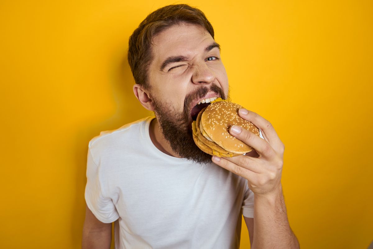 éhes, eszik, hamburger, gyors kaja, Shutterstock illusztráció