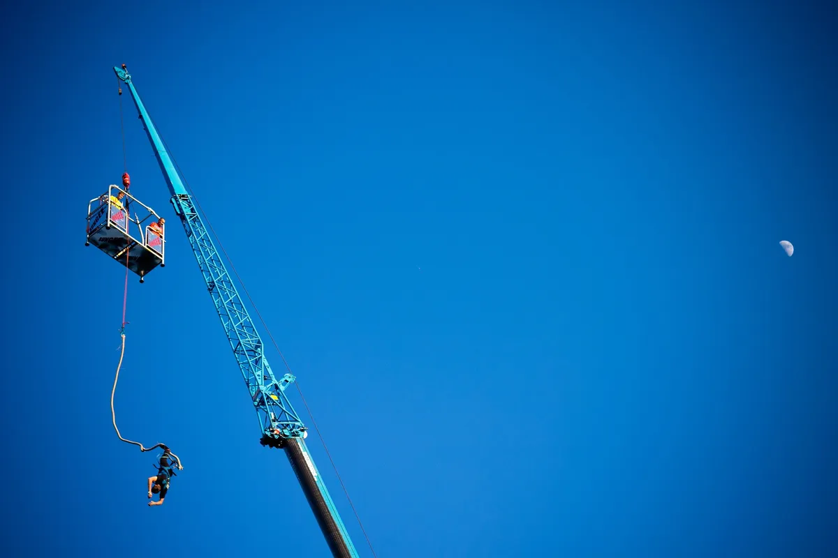 A bungee jumping alkalmazottai elfelejtették csatlakoztatni a felszerelést