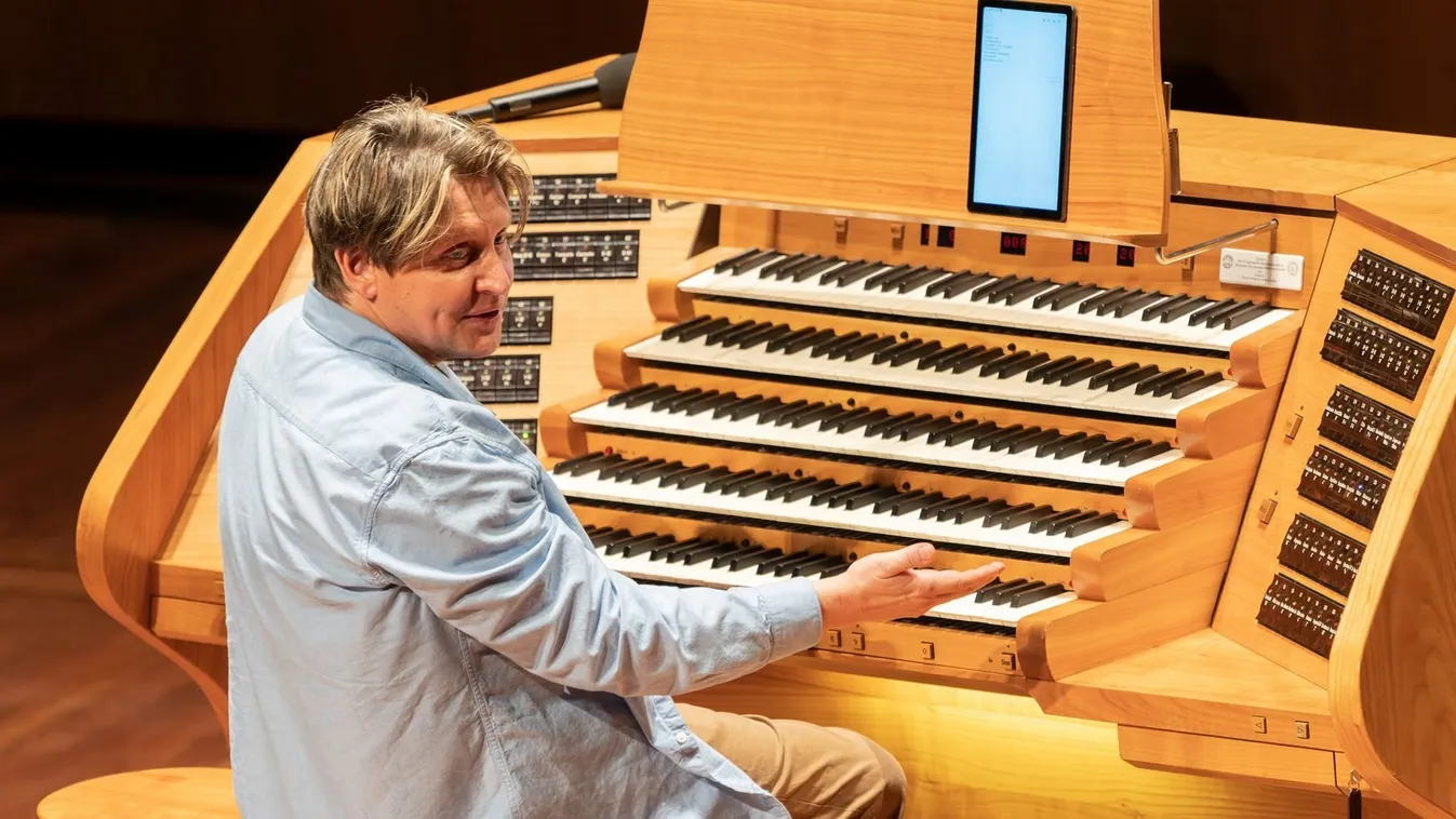 Zsarolás miatt fordult ügyvédhez Varnus Xavér