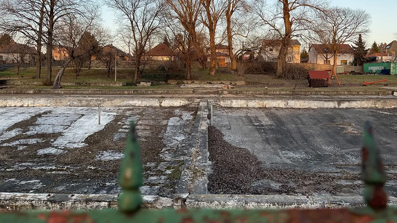 Kamu hírekkel adtak el házakat a néhai strand közelében