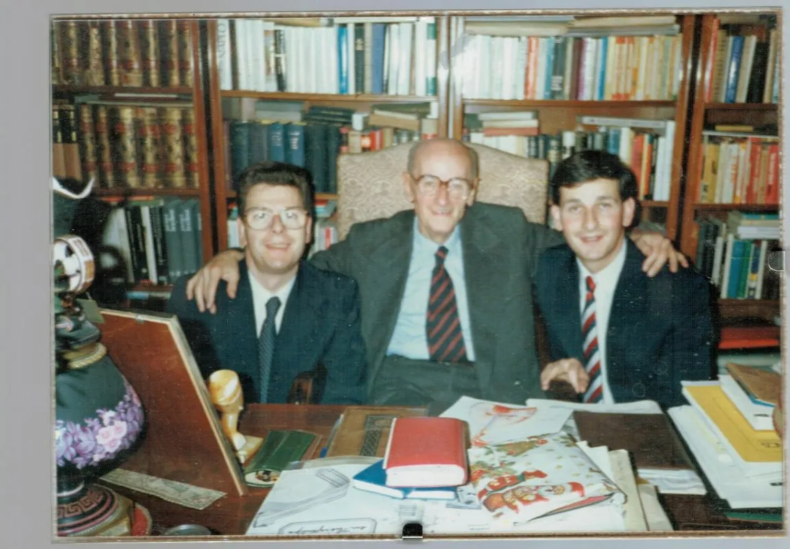 Dr. Mester Endre sebész professzor és fiai Ádám (kép bal oldalán) és András (kép jobb oldalán).