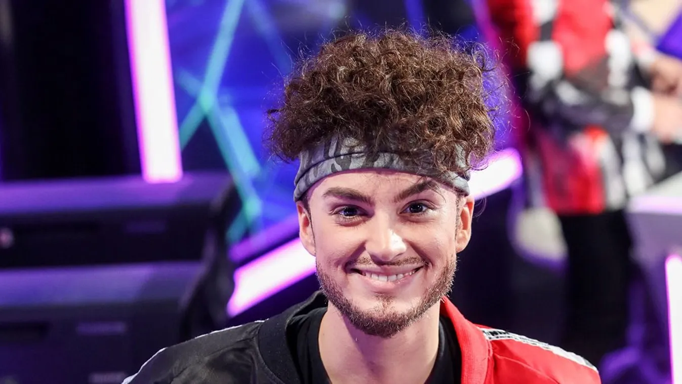 Két énekesnő igyekszik meggyőzni Tóth Andit