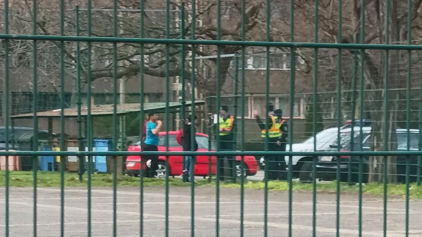 Rendőröket hívott a labdázó gyerekekre a ceglédi nyugdíjas