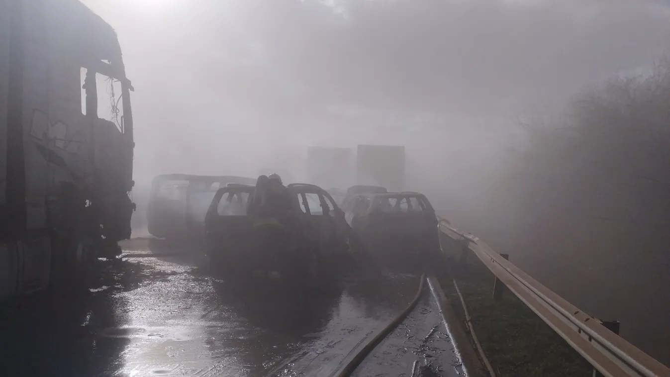 Brutális baleset az M1-esen: több autó kigyulladt