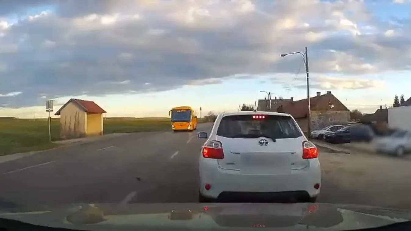 Szendviccsel a kezében büntetőfékezett a sofőr - Videó