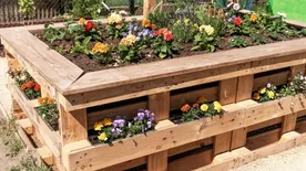 Így készíthetsz magaságyást raklapból