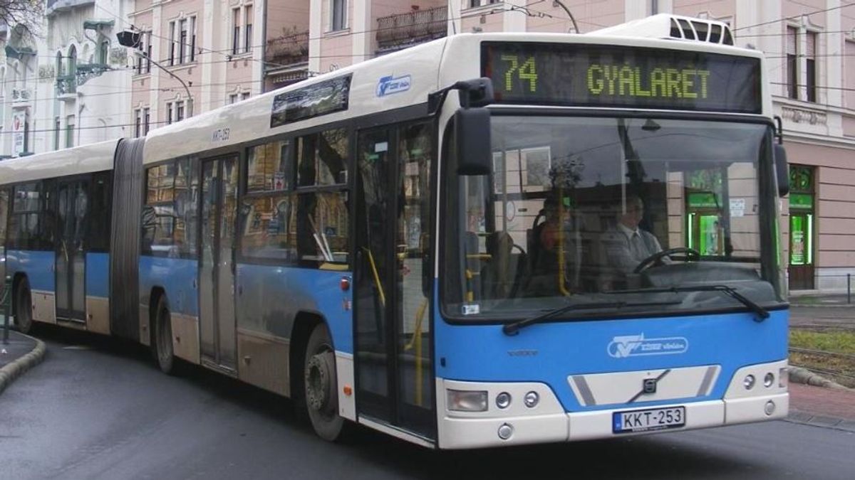 Többen megsérültek a szegedi buszon, amikor egy szabálytalan autós miatt fának csapódott