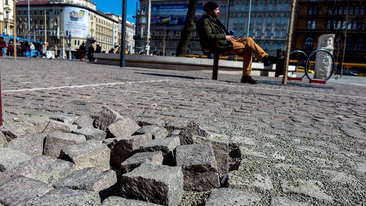 Trehány munkát végeztek, megint feljött a burkolat a Blahán