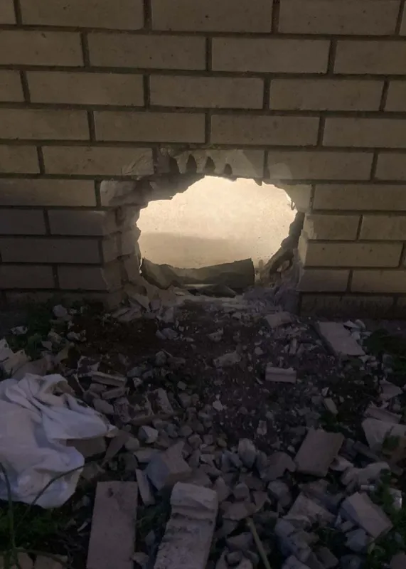 Lyuk a börtön oldalán