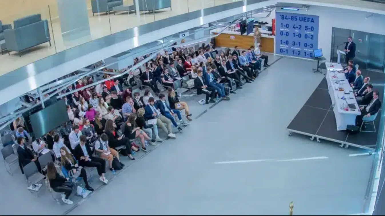 Balliberálisok lenyomozzák a Diákparlament képviselőit, ha..