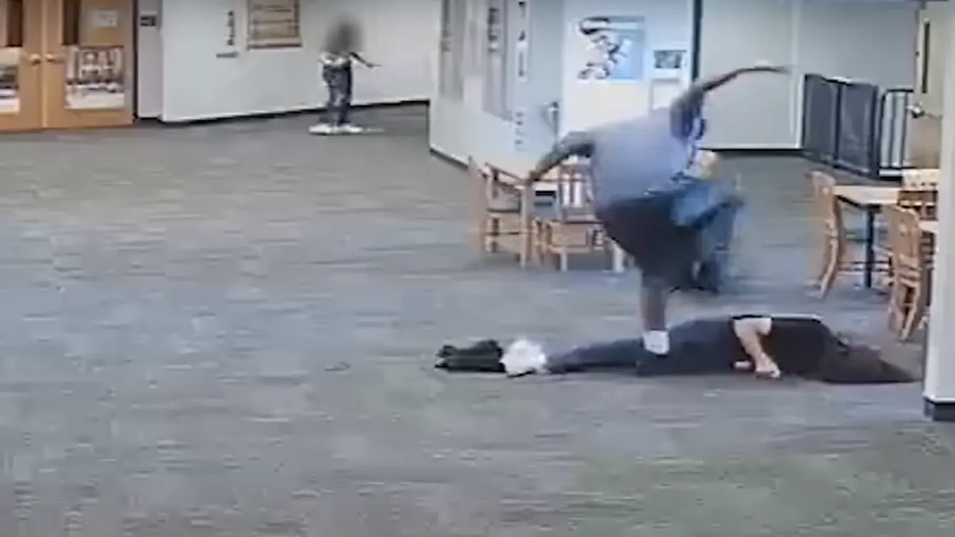 Sokkoló videó: így verte eszméletlenre tanárnőjét a 17 éves