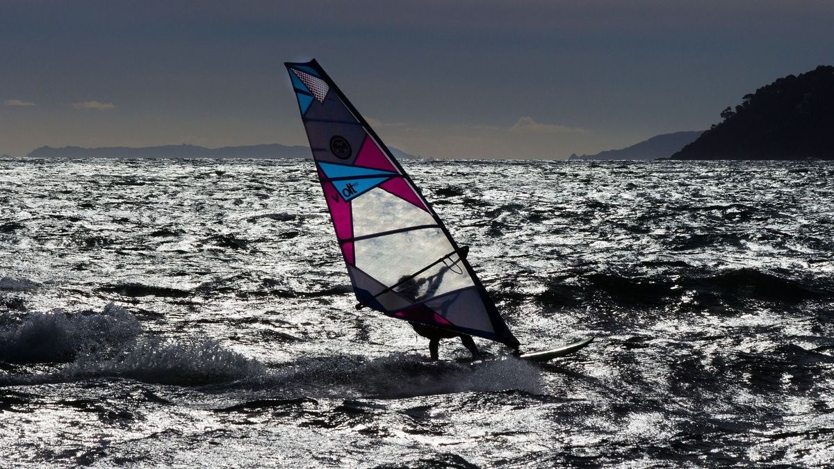 Bajba jutott szörföst kellett kimenteni a Balatonból