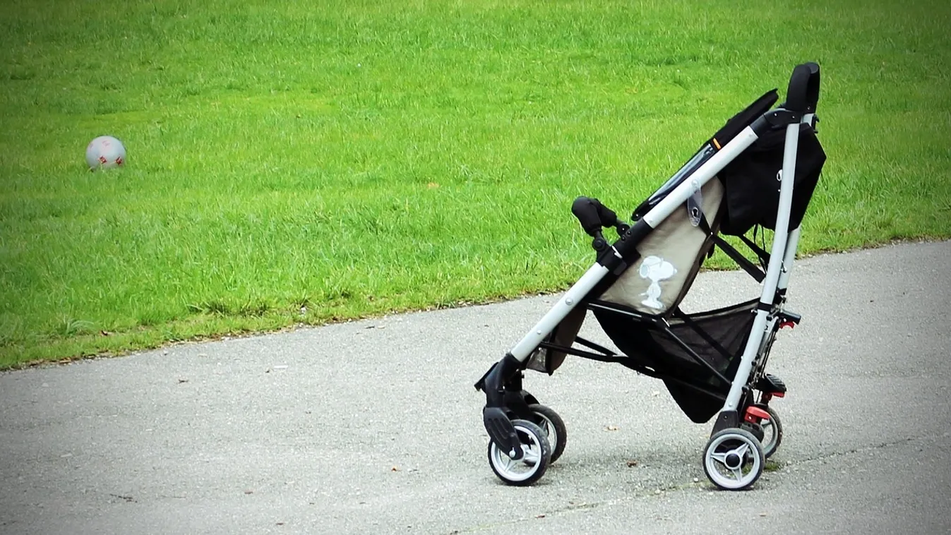 Elsodorta a babakocsit a teherautó: meghalt az 1 éves fiú