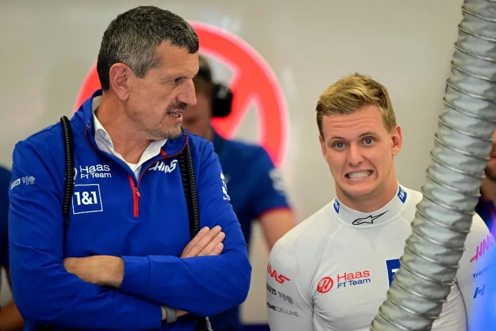 Mick Schumacher (jobbra) nagybátyja szerint Günther Steiner nem bánt megfelelően a fiatal pilótával