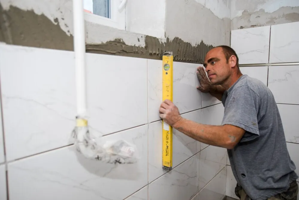 burkoló,szakember,csempe,vízmérték,vízszint, felújítás, lakásfelújítás,felújít, szaki