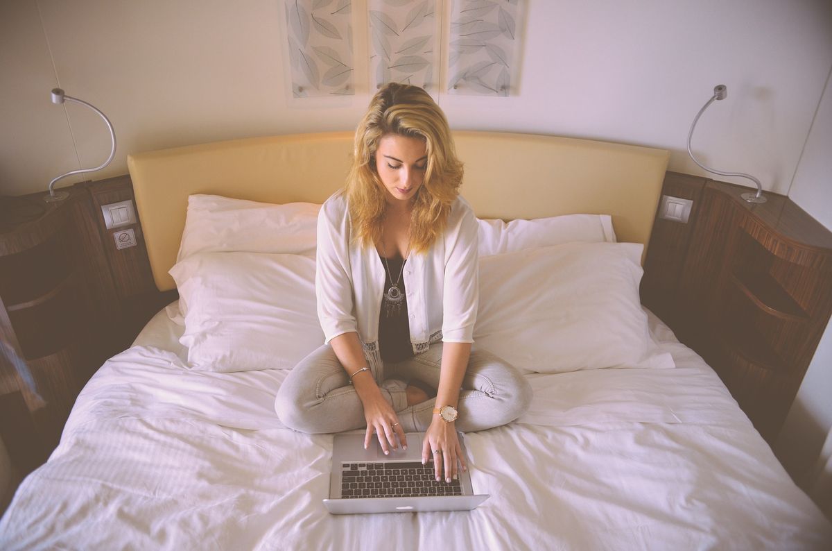 Ágyban internetezés agy káros szenvedély sablon