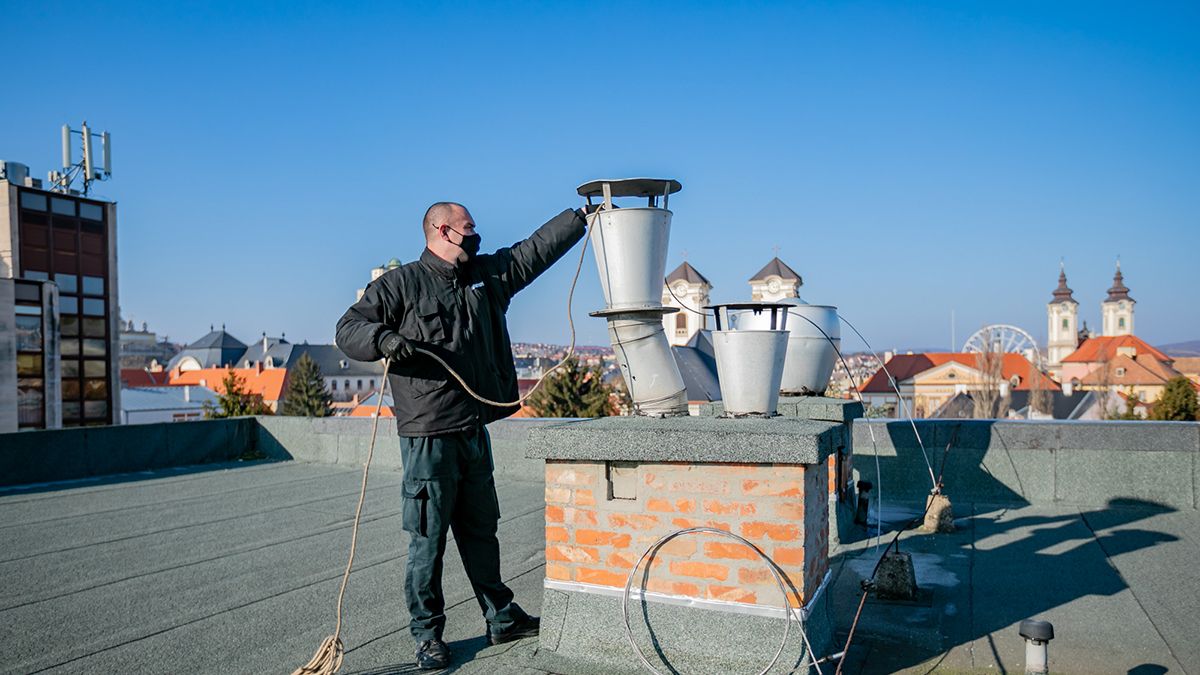 Energiaőrület: Kéményseprők ellenőrzik a lakástulajdonosok életkorát Németországban