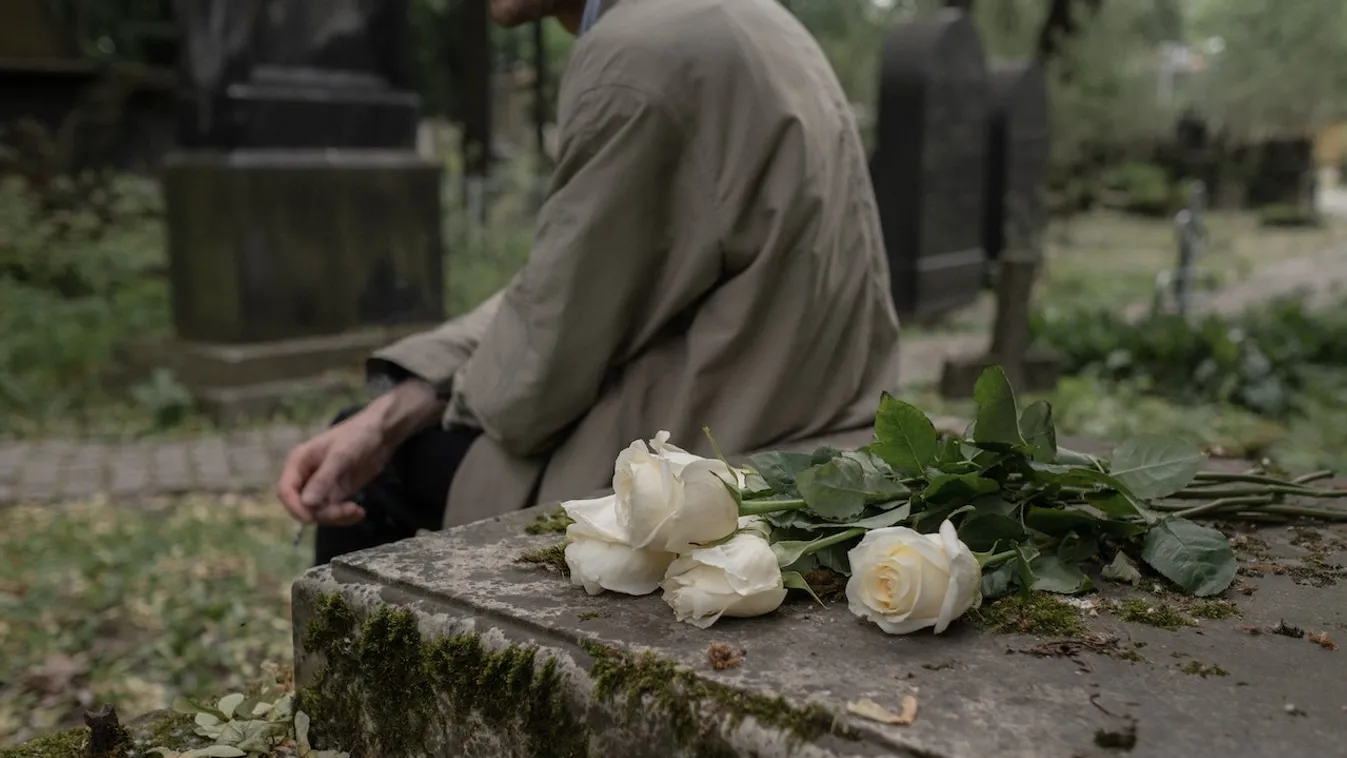 Csoda a sírnál: zokogásban tört ki az édesanya fia sírjánál