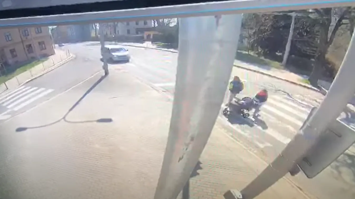 A zebrán gázolta el a babakocsis családot a furgon – videó