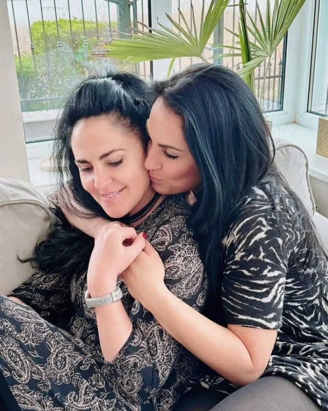 Krizsa Timi és édesanyja