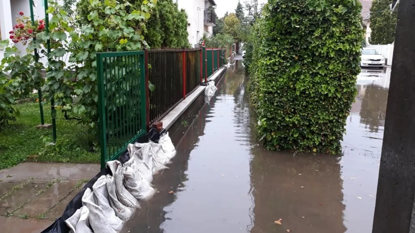 A XVIII. kerületiek homokzsákokkal védekeznek az eső ellen