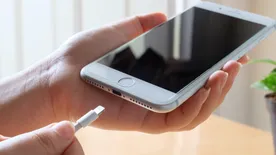 Hatalmas hibát követsz el, ha így töltöd a telefonodat!