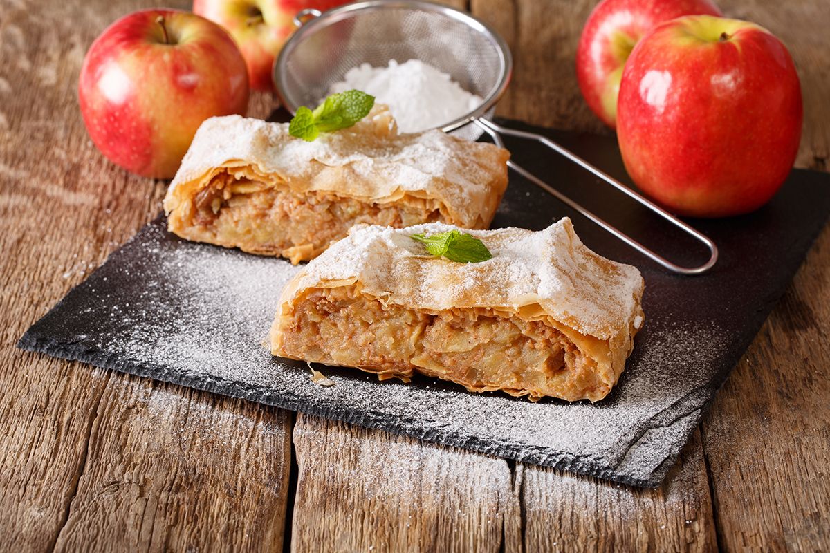 Traditional,Piece,Of,Apple,Strudel,With,Powdered,Sugar,And,Mint