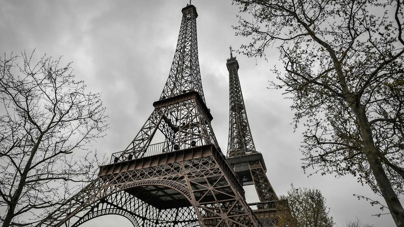Új Eiffel-torony épült Párizsban, közvetlen az eredeti mellé