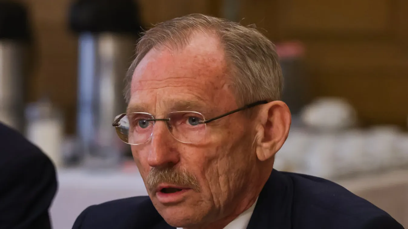 A kormány folytatja az orvosok és az ápolók béremelését