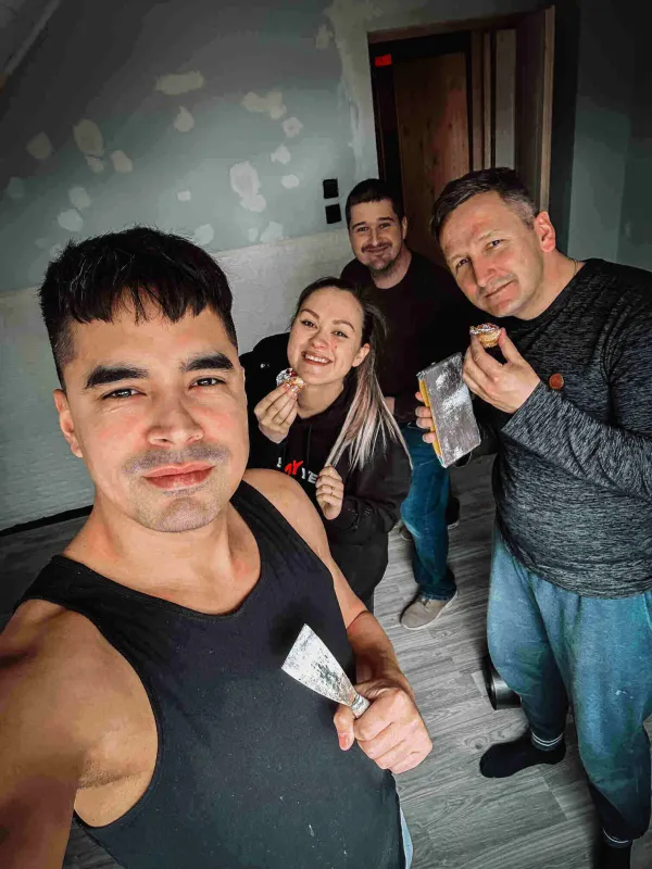 Békefi Viki párjával Feng Ya Ou-val és két sógora felujítás közben