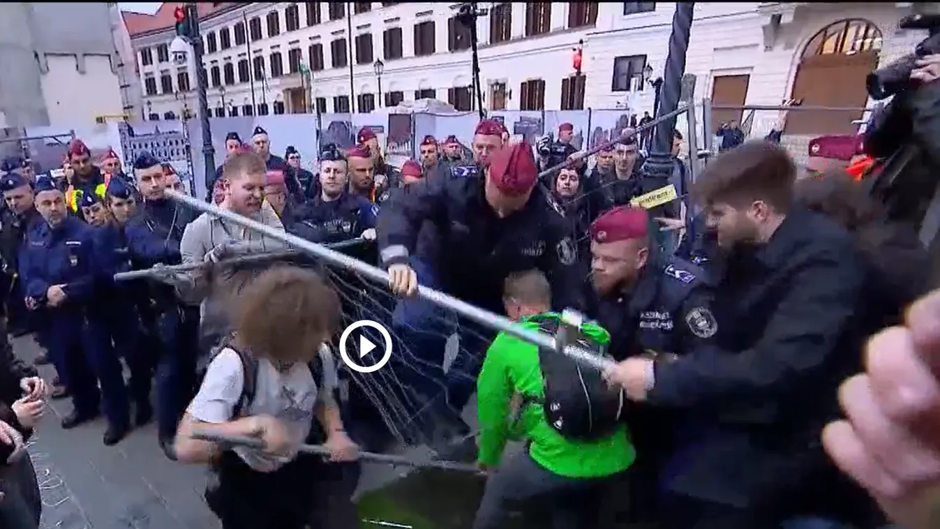 Kordonbontás? Ugyan már. Törtek-zúztak a tüntetők a Karmelitánál