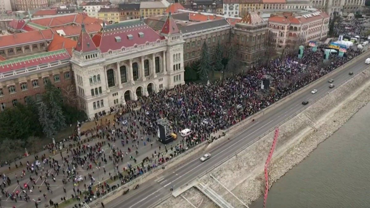 Így simlizett a dollárbaloldal még a buszoztatással is.