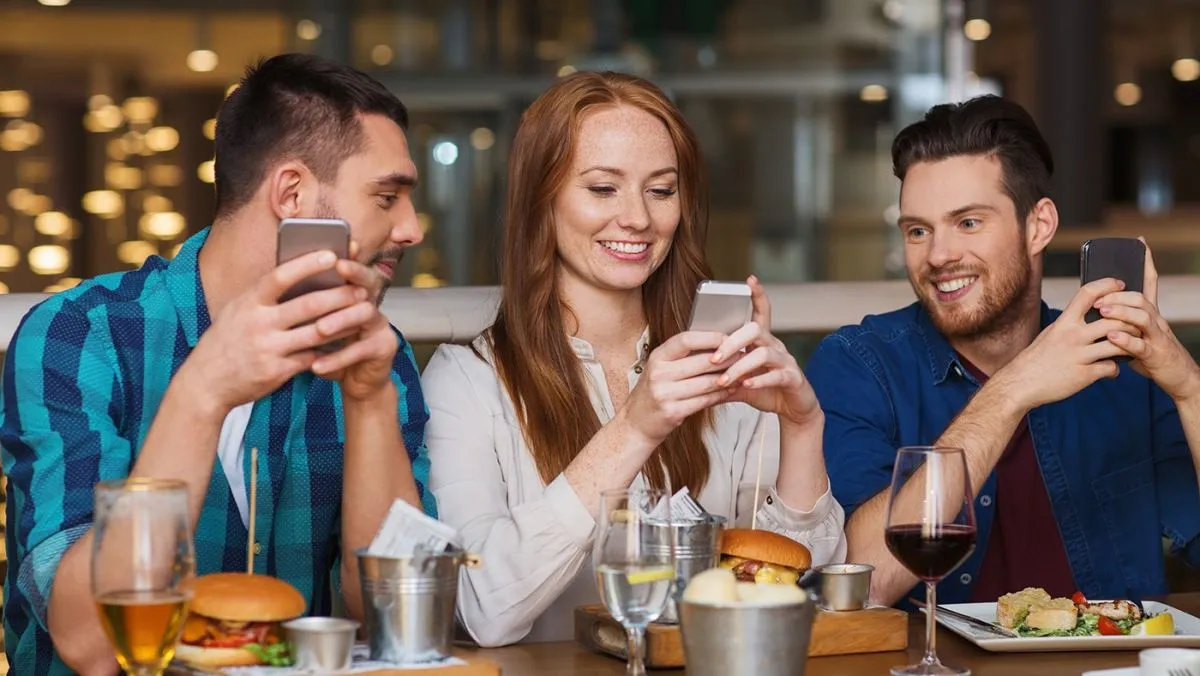 Leisure,,Technology,,Lifestyle,And,People,Concept,-,Happy,Friends,With