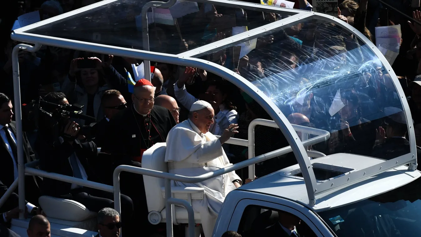 Élőben: így vonul Ferenc pápa a Kossuth térre