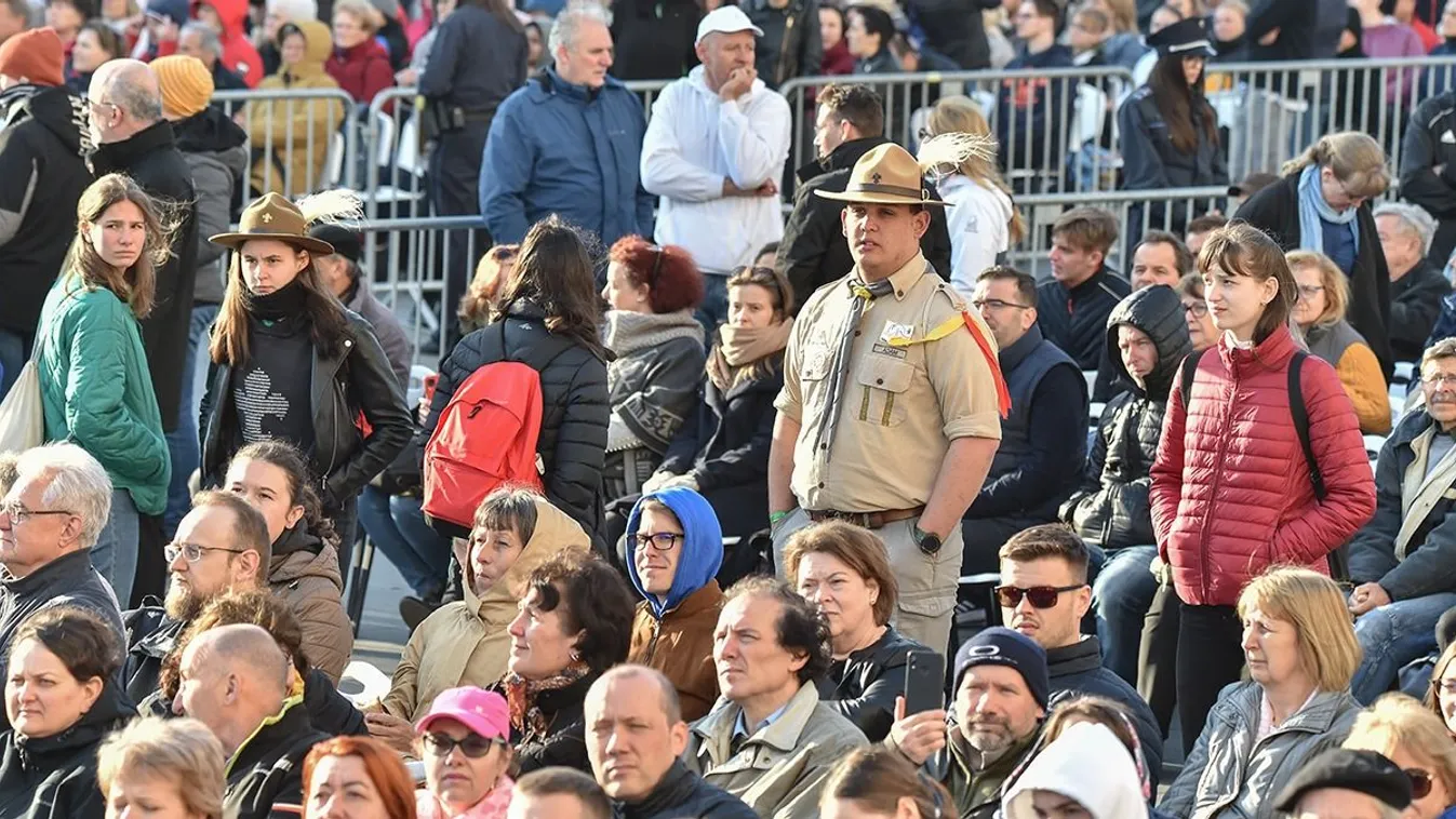 "Mosógépünk sincs, mégis itt vagyunk" - gyűlik a tömeg
