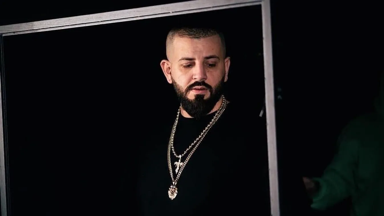 Megdöbbentő fotó készült G.w.M-ről az egyik pesti plázában