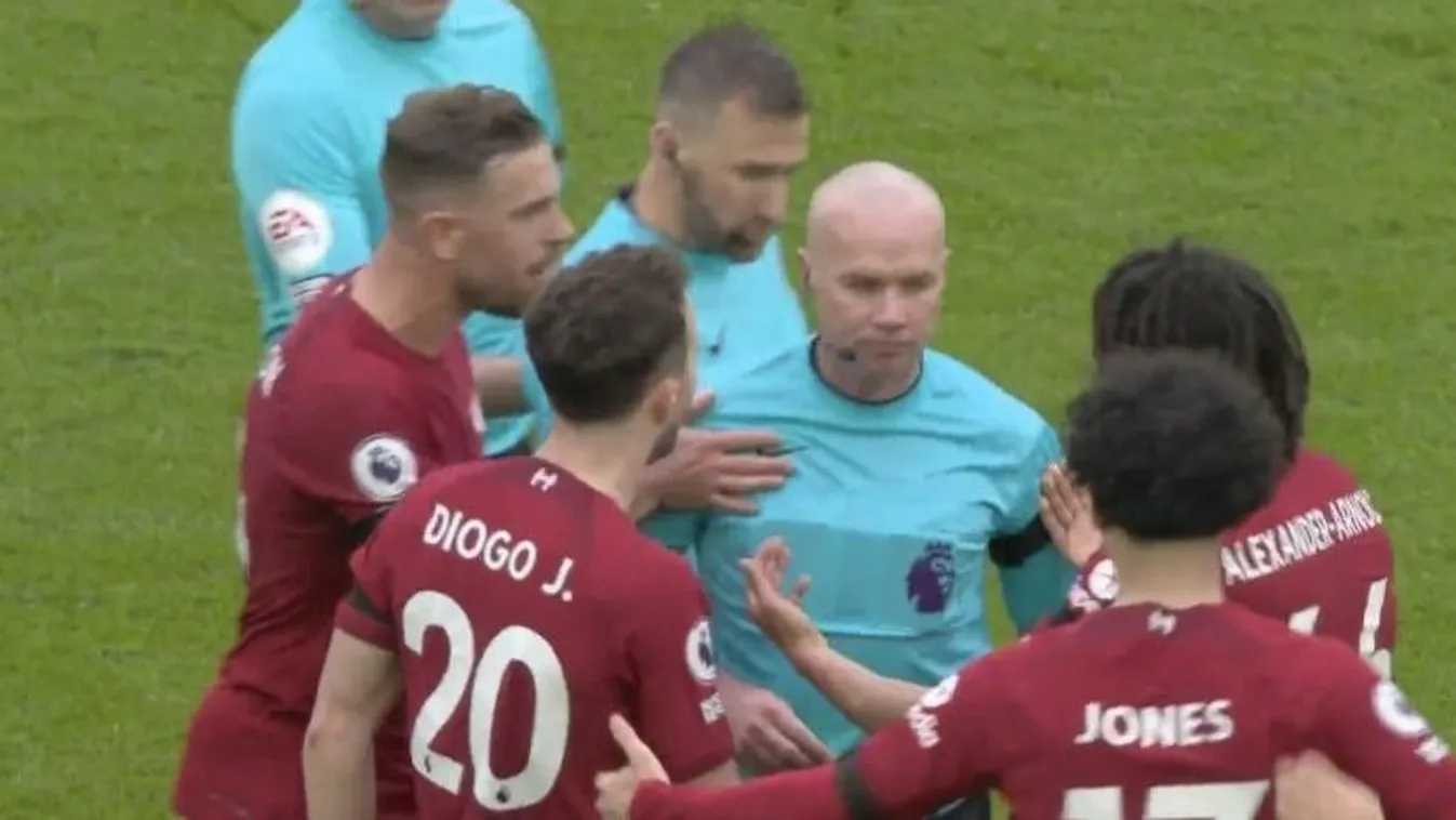 Botrány Angliában, a partjelző megütötte a Liverpool-sztárt