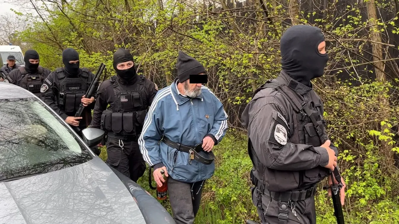 Kommandósok gyűrűjében érkezett É. Imre - Fotó