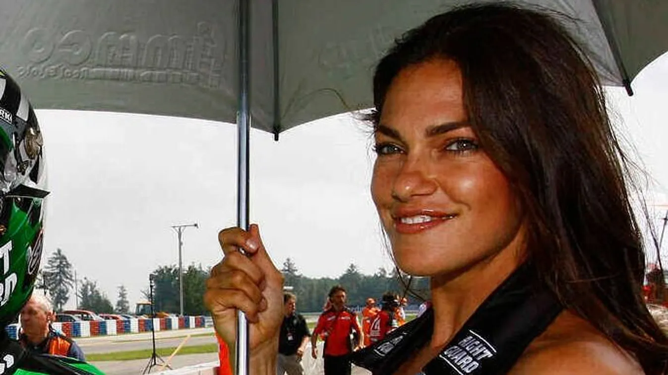 Tangában villantotta meg tökéletes fenekét Bódi Sylvi