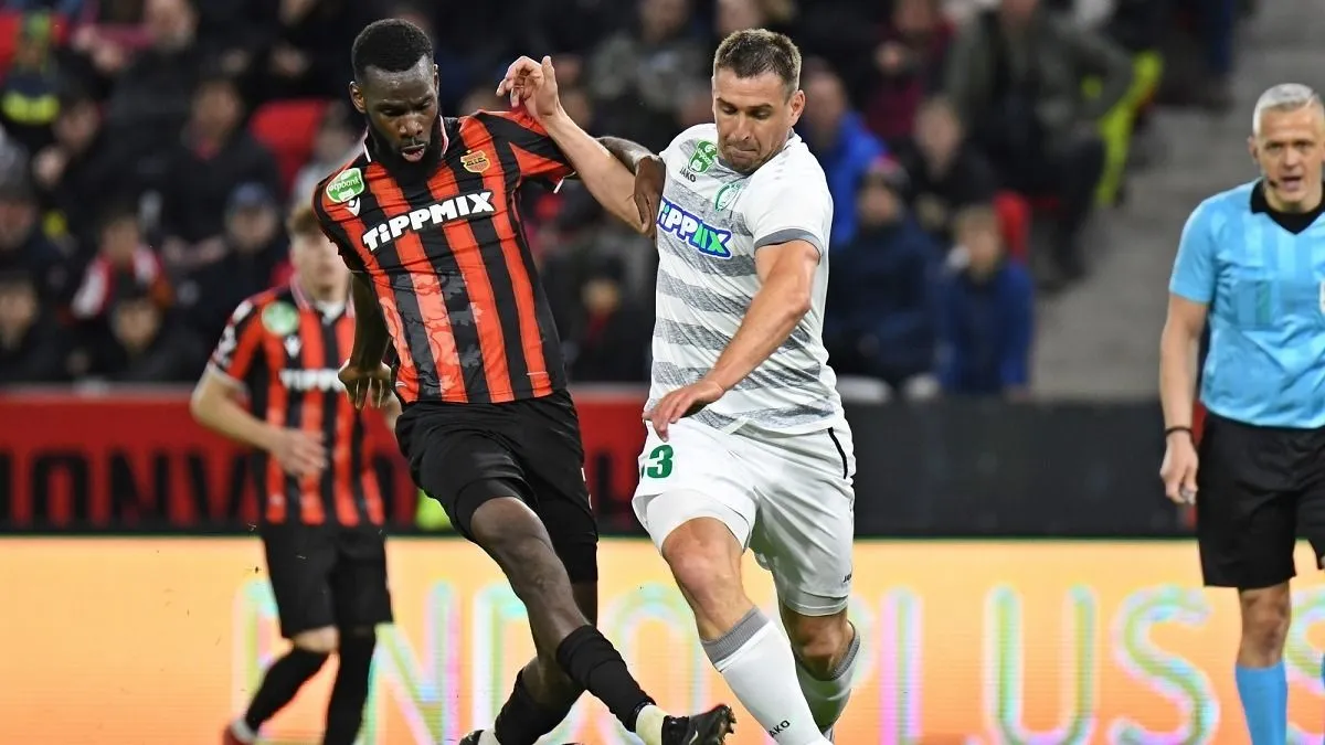 Se Gomis (balra), de a többi Honvéd-játékos nem tudta tartani Böde Dánielt