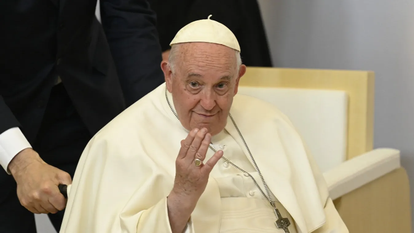 Figyelmeztetett a pápa, kommunizmus után konzumizmus