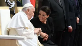 Különleges pillanat: így szelfizett Ferenc pápa Novák Katalinnal
